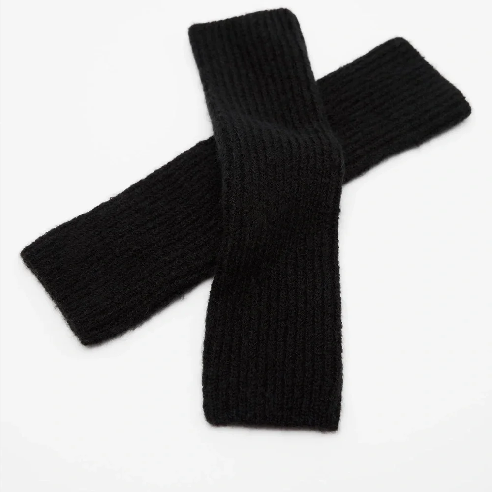 NWT. Zara Black Ribbed Knit Mittens.